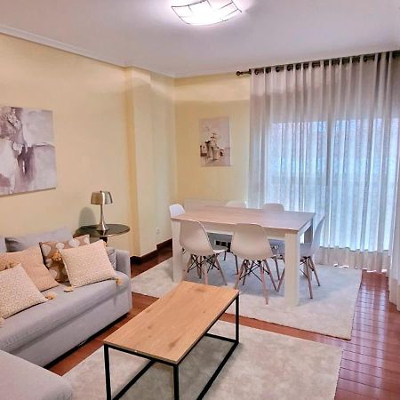 Cozy Yellow Home In Гечо Екстериор снимка